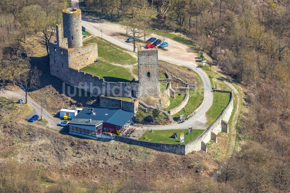 Volkmarsen von oben - Ruine und Mauerreste der ehemaligen Burganlage der Veste Kugelsburg in Volkmarsen im Bundesland Hessen, Deutschland