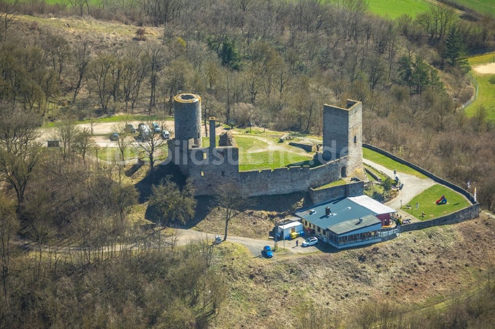 Volkmarsen aus der Vogelperspektive: Ruine und Mauerreste der ehemaligen Burganlage der Veste Kugelsburg in Volkmarsen im Bundesland Hessen, Deutschland