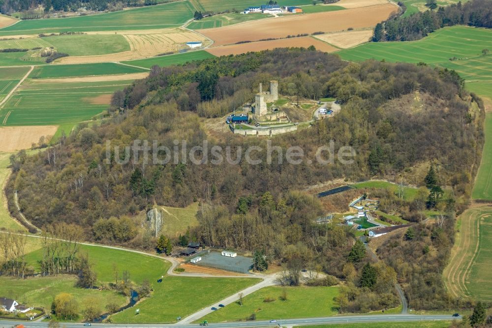 Volkmarsen von oben - Ruine und Mauerreste der ehemaligen Burganlage der Veste Kugelsburg in Volkmarsen im Bundesland Hessen, Deutschland