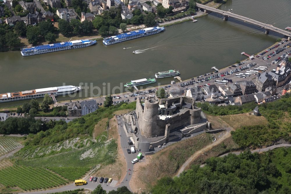 Bernkastel-Kues von oben - Ruine und Mauerreste der ehemaligen Burganlage der Veste Landshut in Bernkastel-Kues im Bundesland Rheinland-Pfalz, Deutschland