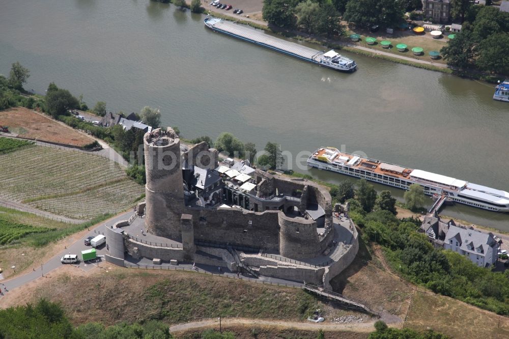 Bernkastel-Kues aus der Vogelperspektive: Ruine und Mauerreste der ehemaligen Burganlage der Veste Landshut in Bernkastel-Kues im Bundesland Rheinland-Pfalz, Deutschland