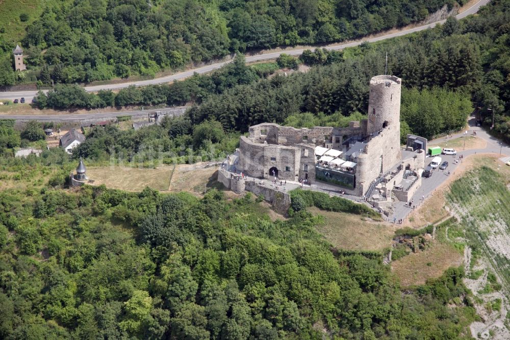 Bernkastel-Kues von oben - Ruine und Mauerreste der ehemaligen Burganlage der Veste Landshut in Bernkastel-Kues im Bundesland Rheinland-Pfalz, Deutschland