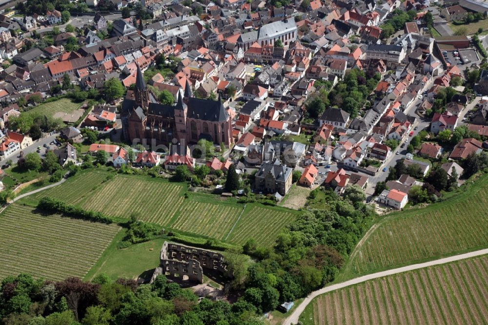 Oppenheim aus der Vogelperspektive: Ruine und Mauerreste der ehemaligen Burganlage der Veste Landskrone über der Stadt Oppenheim im Bundesland Rheinland-Pfalz, Deutschland