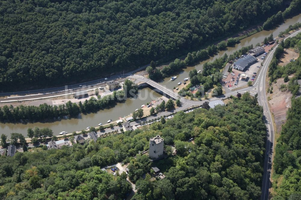 Laurenburg von oben - Ruine und Mauerreste der ehemaligen Burganlage der Veste Laurenburg in Laurenburg im Bundesland Rheinland-Pfalz, Deutschland