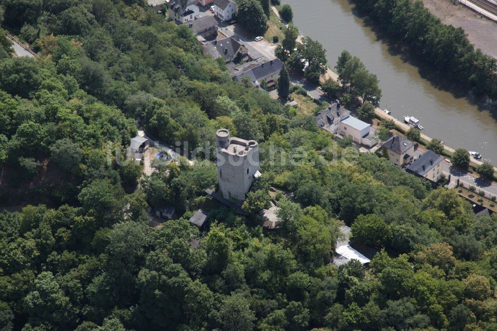 Laurenburg aus der Vogelperspektive: Ruine und Mauerreste der ehemaligen Burganlage der Veste Laurenburg in Laurenburg im Bundesland Rheinland-Pfalz, Deutschland