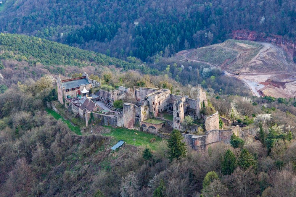 Luftbild Eschbach - Ruine und Mauerreste der ehemaligen Burganlage der Veste Madenburg in Eschbach im Bundesland Rheinland-Pfalz