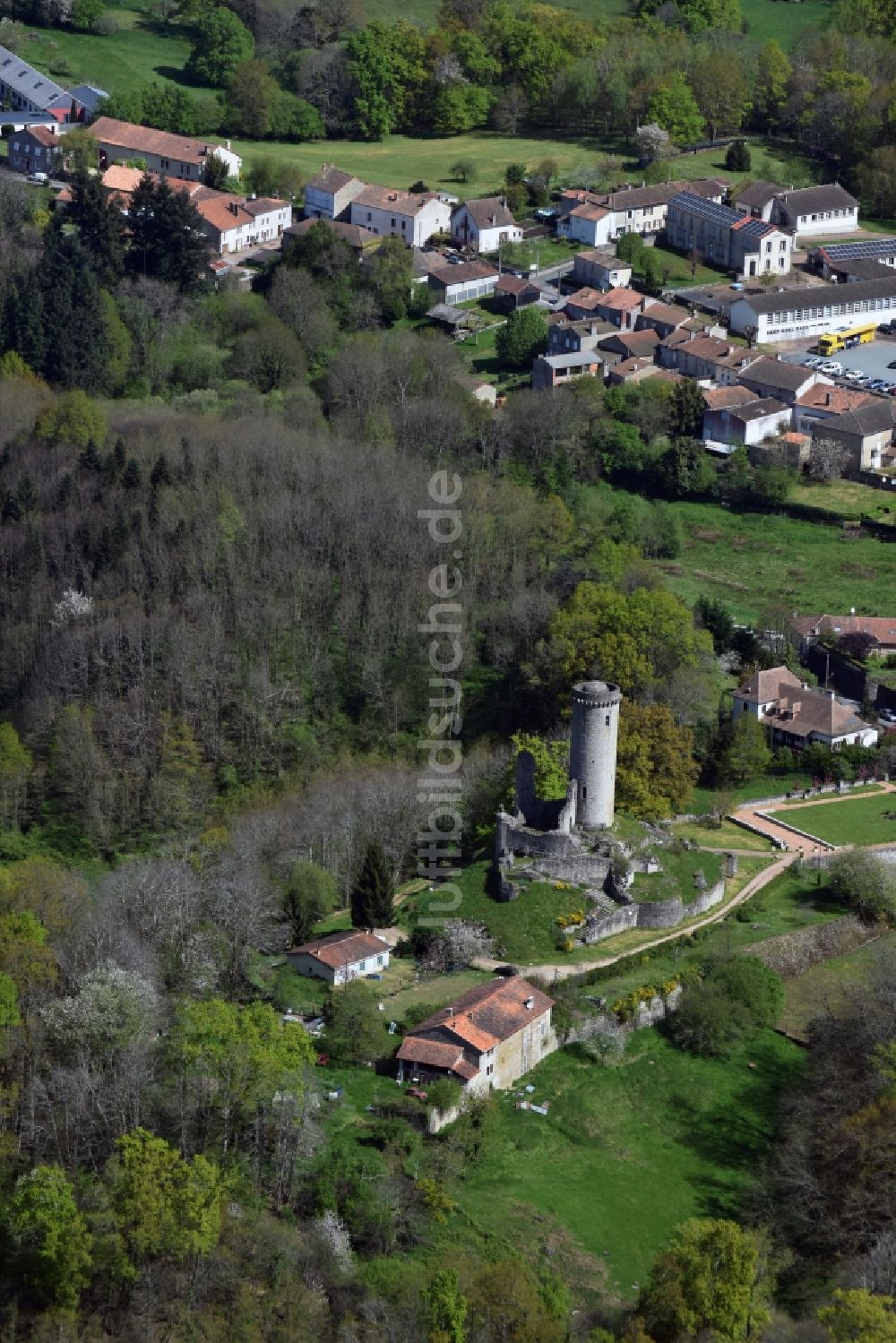 Luftbild Piégut-Pluviers - Ruine und Mauerreste der ehemaligen Burganlage der Veste in Piégut-Pluviers in Aquitaine Limousin Poitou-Charentes, Frankreich