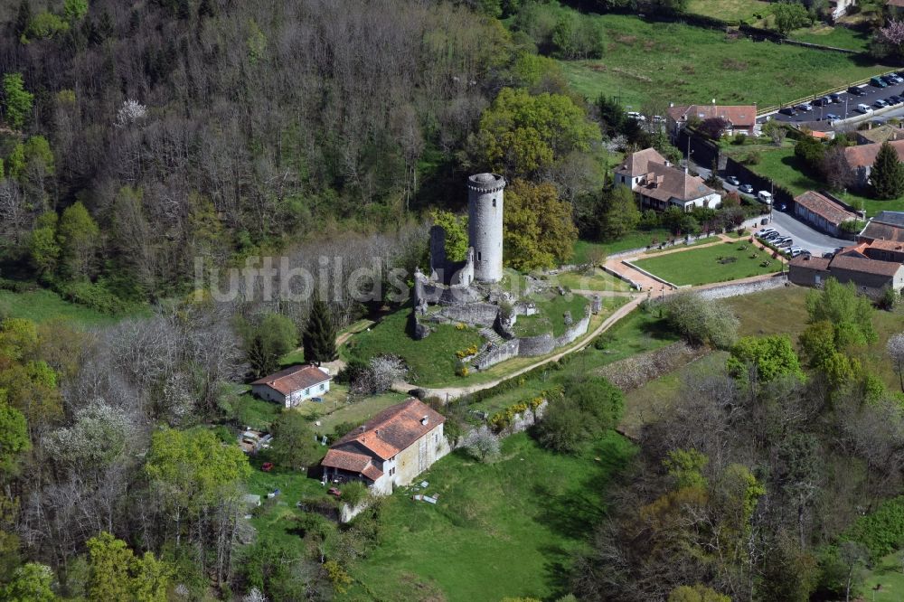 Luftaufnahme Piégut-Pluviers - Ruine und Mauerreste der ehemaligen Burganlage der Veste in Piégut-Pluviers in Aquitaine Limousin Poitou-Charentes, Frankreich