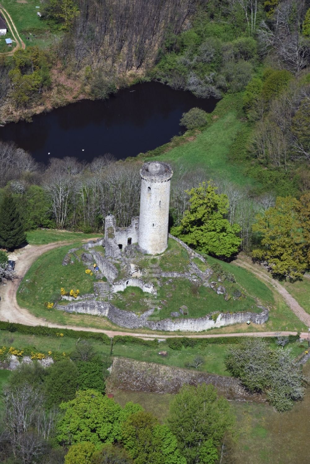 Luftbild Piégut-Pluviers - Ruine und Mauerreste der ehemaligen Burganlage der Veste in Piégut-Pluviers in Aquitaine Limousin Poitou-Charentes, Frankreich