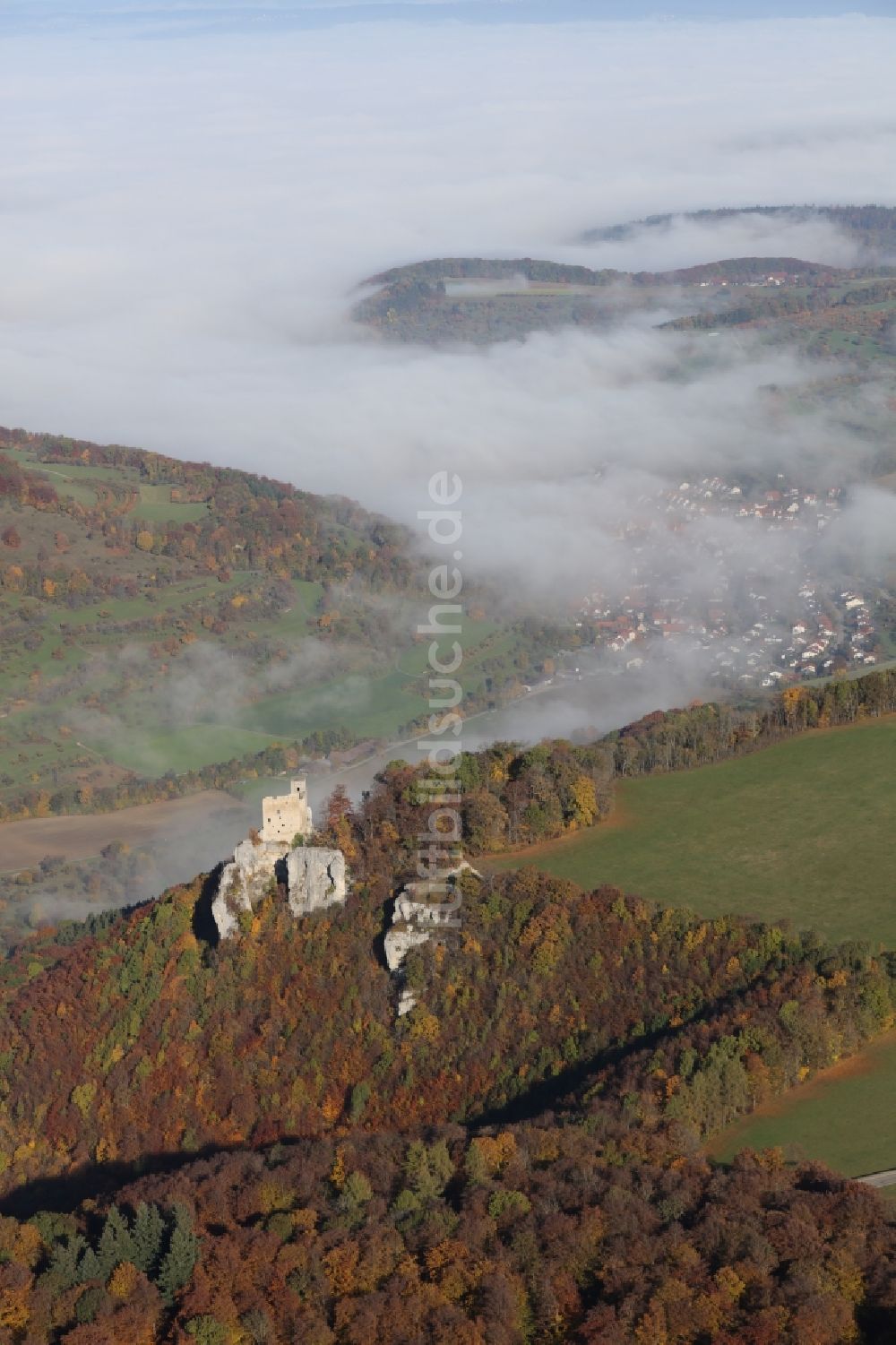 Neidlingen von oben - Ruine und Mauerreste der ehemaligen Burganlage der Veste Reußenstein in Neidlingen im Bundesland Baden-Württemberg