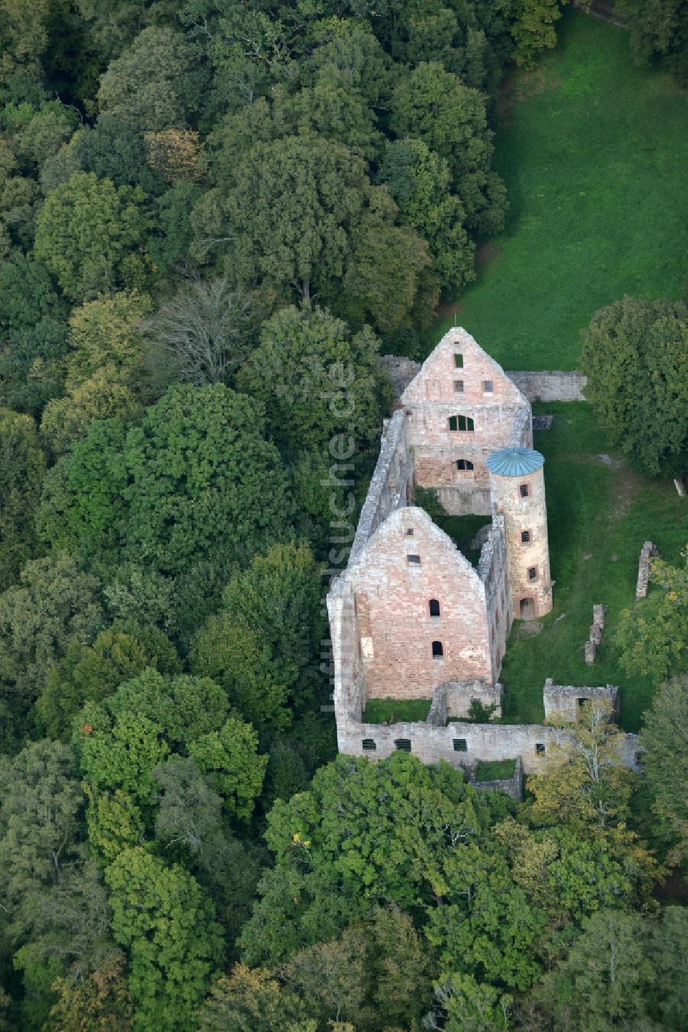 Gemünden von oben - Ruine und Mauerreste der ehemaligen Burganlage der Veste Ruine Schönrain in Gemünden im Bundesland Bayern