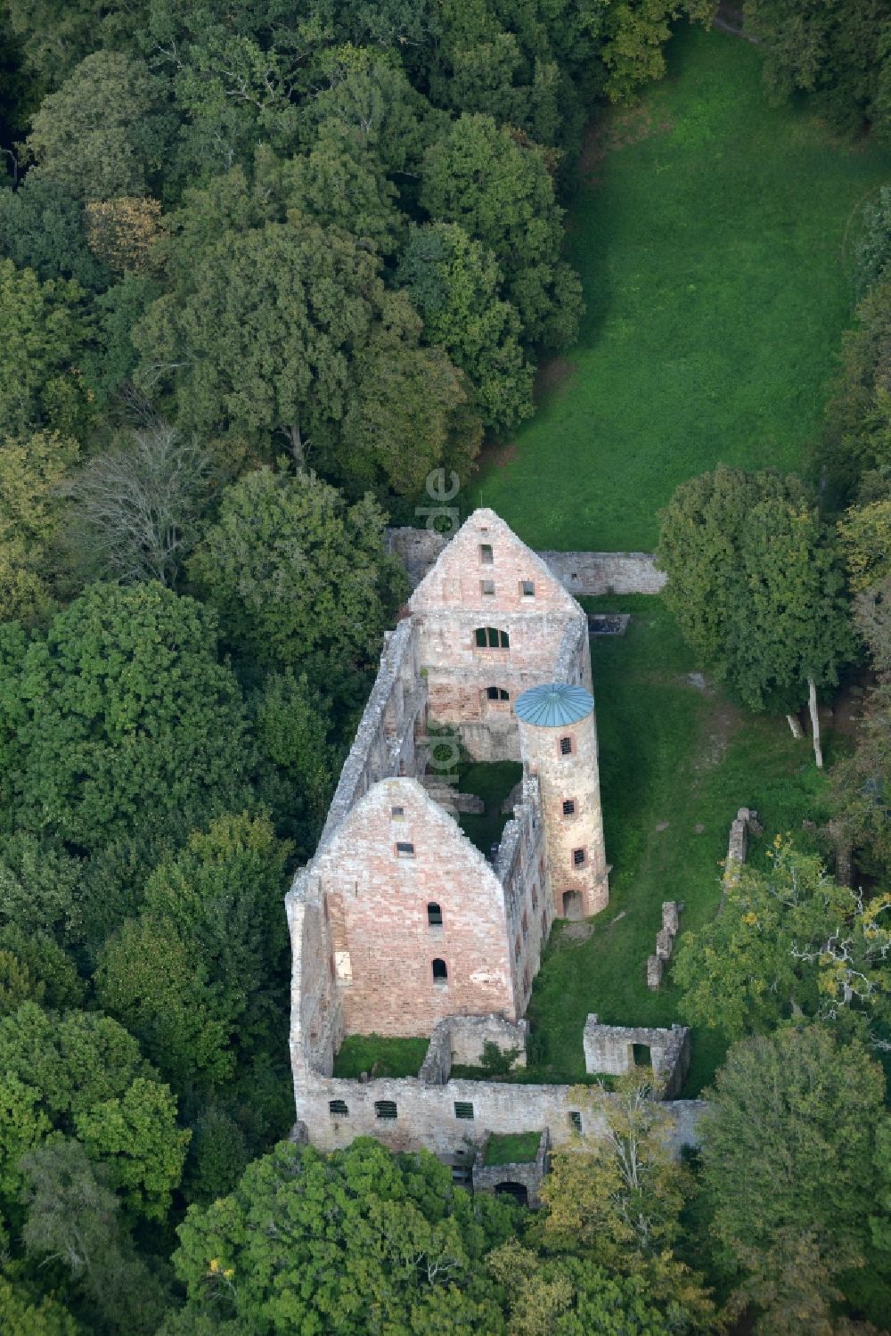 Gemünden aus der Vogelperspektive: Ruine und Mauerreste der ehemaligen Burganlage der Veste Ruine Schönrain in Gemünden im Bundesland Bayern