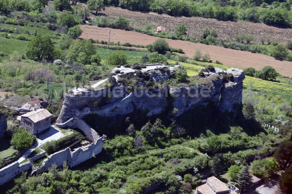 Saignon aus der Vogelperspektive: Ruine und Mauerreste der ehemaligen Burganlage der Veste in Saignon in Provence-Alpes-Cote d'Azur, Frankreich