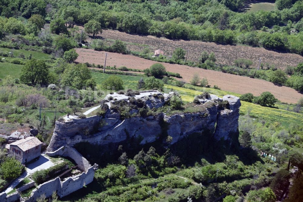 Luftbild Saignon - Ruine und Mauerreste der ehemaligen Burganlage der Veste in Saignon in Provence-Alpes-Cote d'Azur, Frankreich