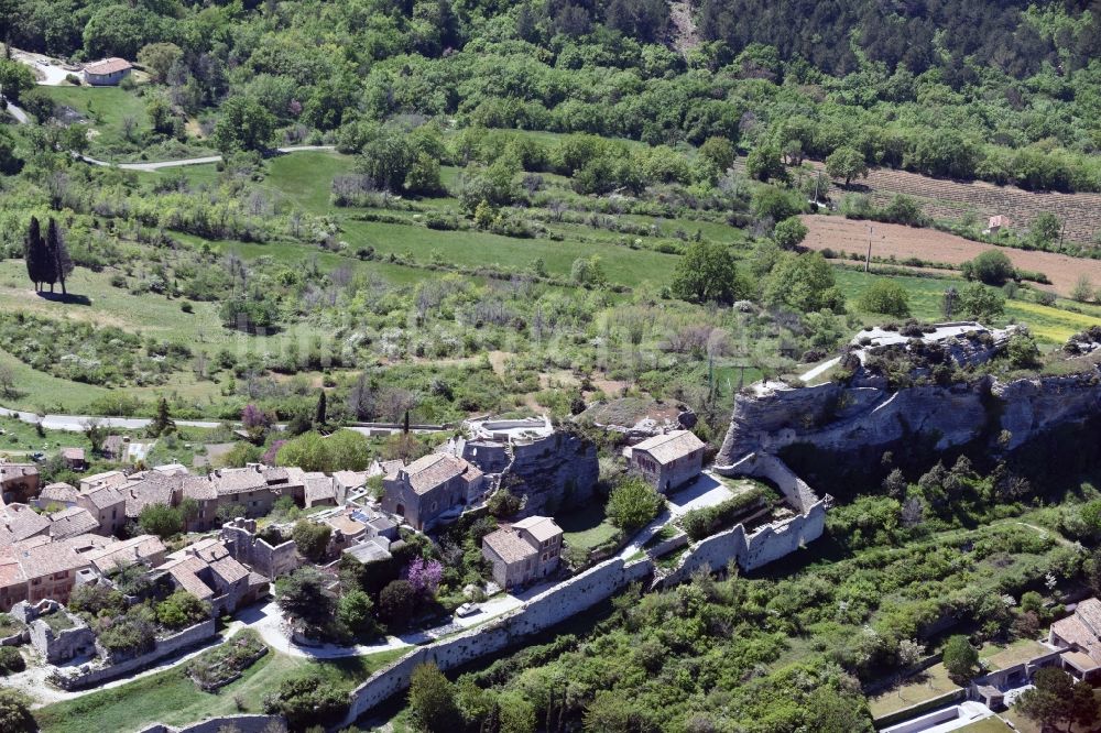 Luftaufnahme Saignon - Ruine und Mauerreste der ehemaligen Burganlage der Veste in Saignon in Provence-Alpes-Cote d'Azur, Frankreich