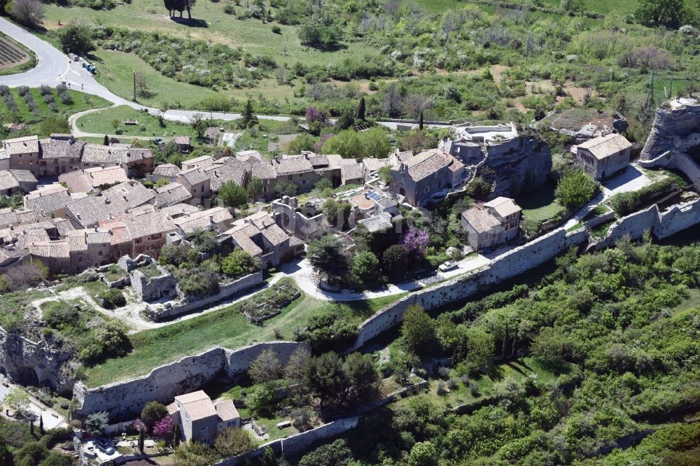 Saignon von oben - Ruine und Mauerreste der ehemaligen Burganlage der Veste in Saignon in Provence-Alpes-Cote d'Azur, Frankreich