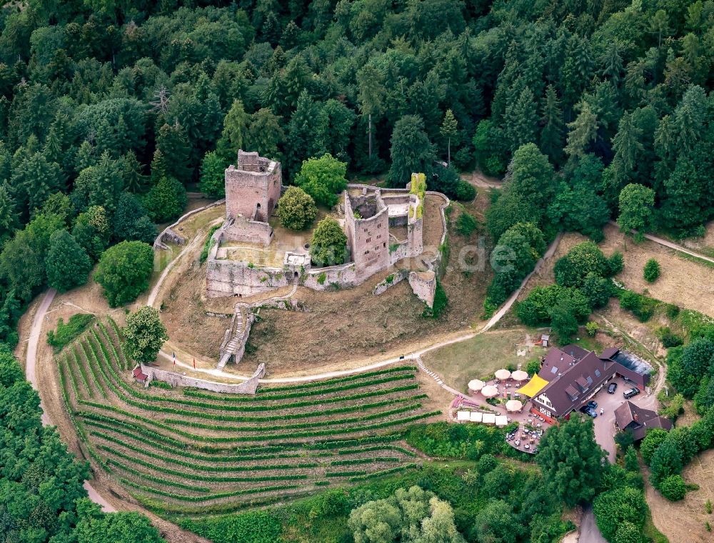 Oberkirch von oben - Ruine und Mauerreste der ehemaligen Burganlage der Veste Schauenburg in Oberkirch im Bundesland Baden-Württemberg, Deutschland