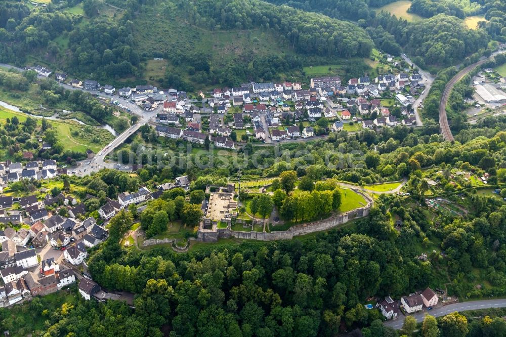 Arnsberg von oben - Ruine und Mauerreste der ehemaligen Burganlage der Veste Schloss Arnsberg in Arnsberg im Bundesland Nordrhein-Westfalen