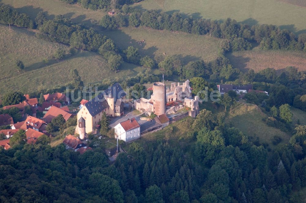 Luftaufnahme Schwarzenfels - Ruine und Mauerreste der ehemaligen Burganlage der Veste in Schwarzenfels im Bundesland Hessen, Deutschland