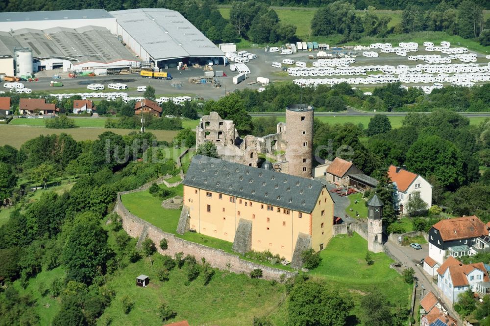 Schwarzenfels aus der Vogelperspektive: Ruine und Mauerreste der ehemaligen Burganlage der Veste in Schwarzenfels im Bundesland Hessen, Deutschland