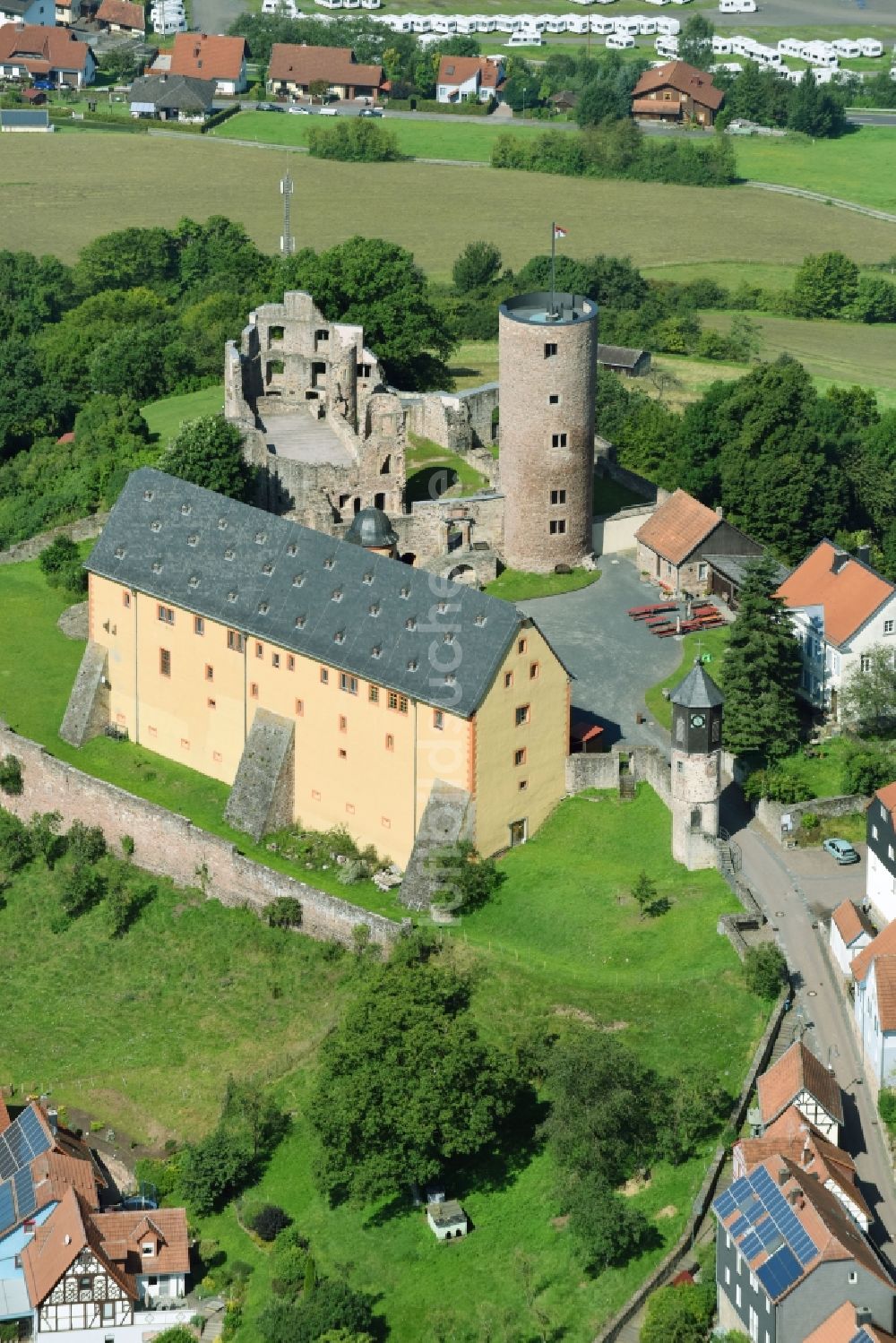 Luftaufnahme Schwarzenfels - Ruine und Mauerreste der ehemaligen Burganlage der Veste in Schwarzenfels im Bundesland Hessen, Deutschland