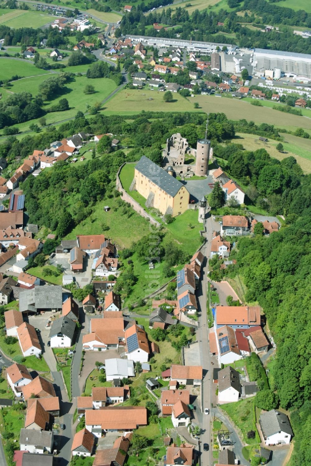 Luftaufnahme Schwarzenfels - Ruine und Mauerreste der ehemaligen Burganlage der Veste in Schwarzenfels im Bundesland Hessen, Deutschland