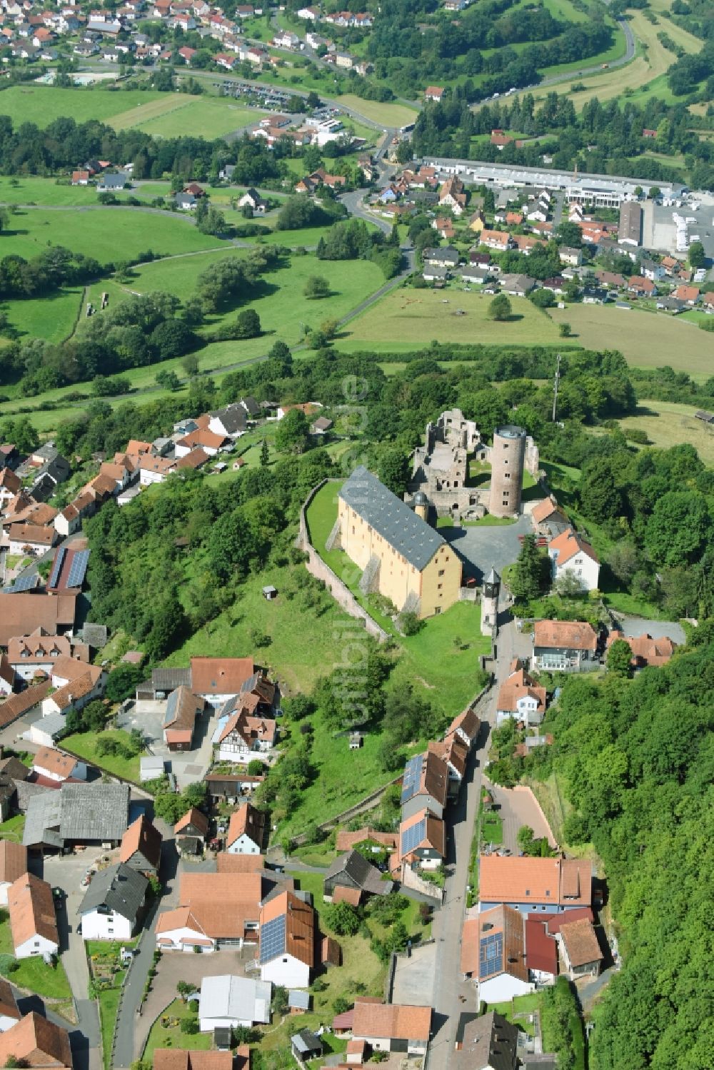 Schwarzenfels von oben - Ruine und Mauerreste der ehemaligen Burganlage der Veste in Schwarzenfels im Bundesland Hessen, Deutschland