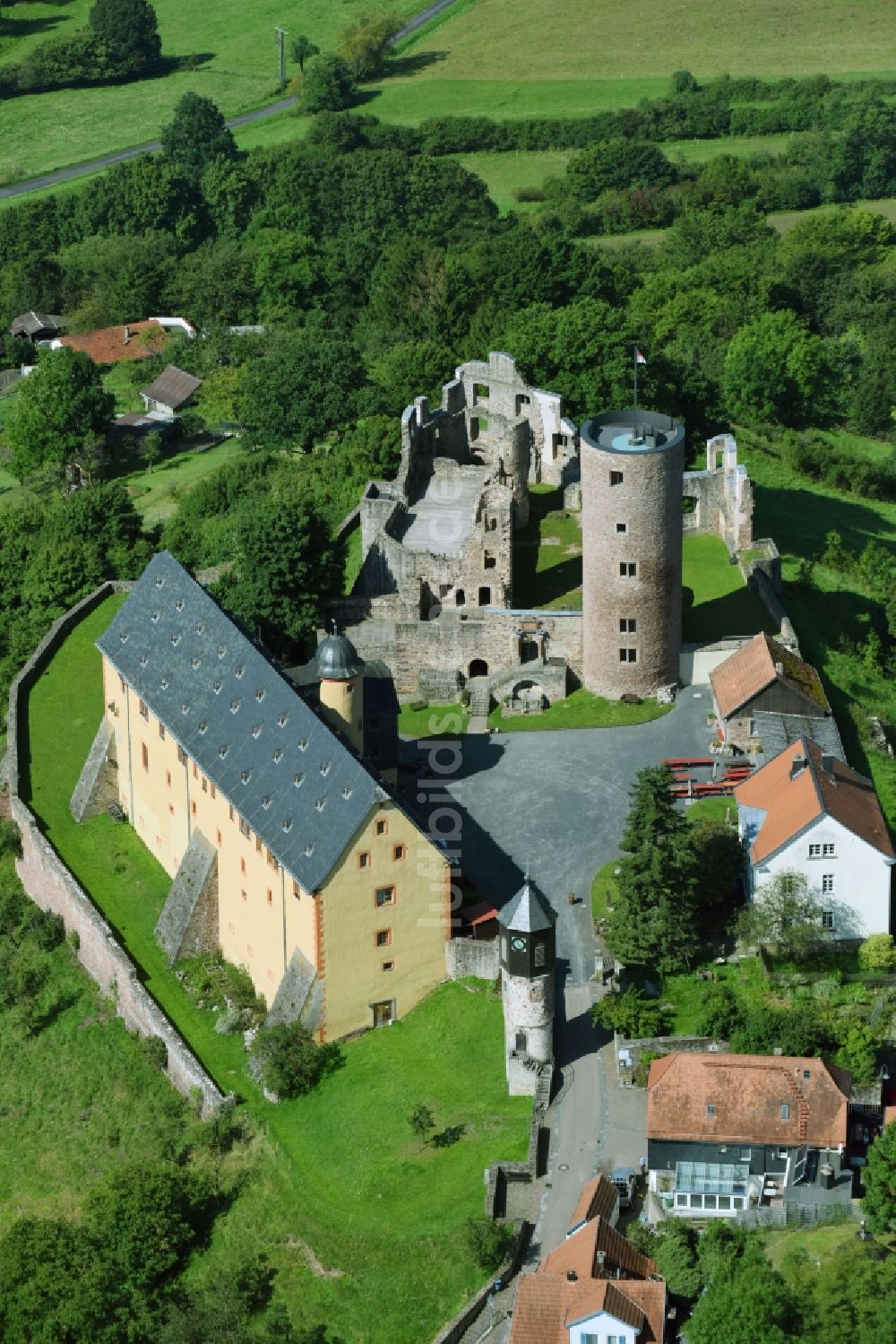 Schwarzenfels aus der Vogelperspektive: Ruine und Mauerreste der ehemaligen Burganlage der Veste in Schwarzenfels im Bundesland Hessen, Deutschland