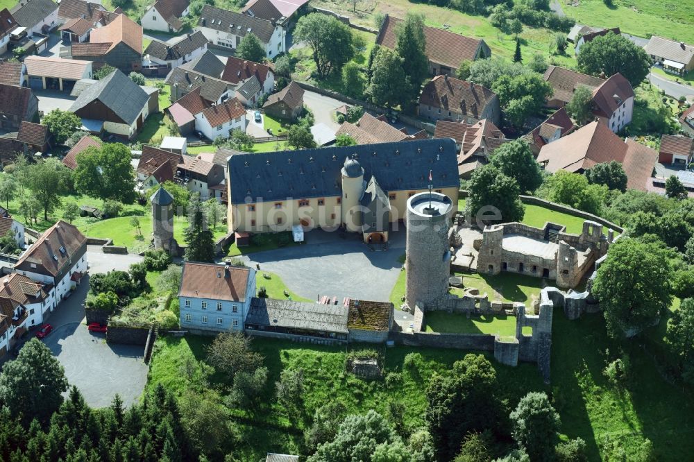 Schwarzenfels von oben - Ruine und Mauerreste der ehemaligen Burganlage der Veste in Schwarzenfels im Bundesland Hessen, Deutschland