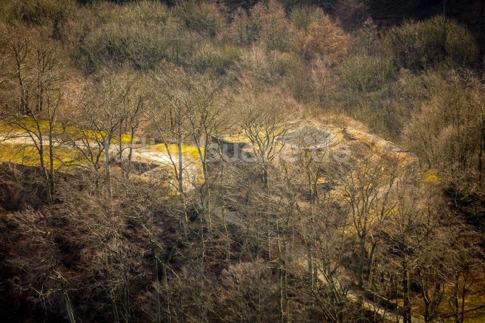 Hattingen von oben - Ruine und Mauerreste der ehemaligen Burganlage der Veste VEREIN ZUR ERHALTUNG DER ISENBURG E.V. Am Isenberg in Hattingen im Bundesland Nordrhein-Westfalen, Deutschland