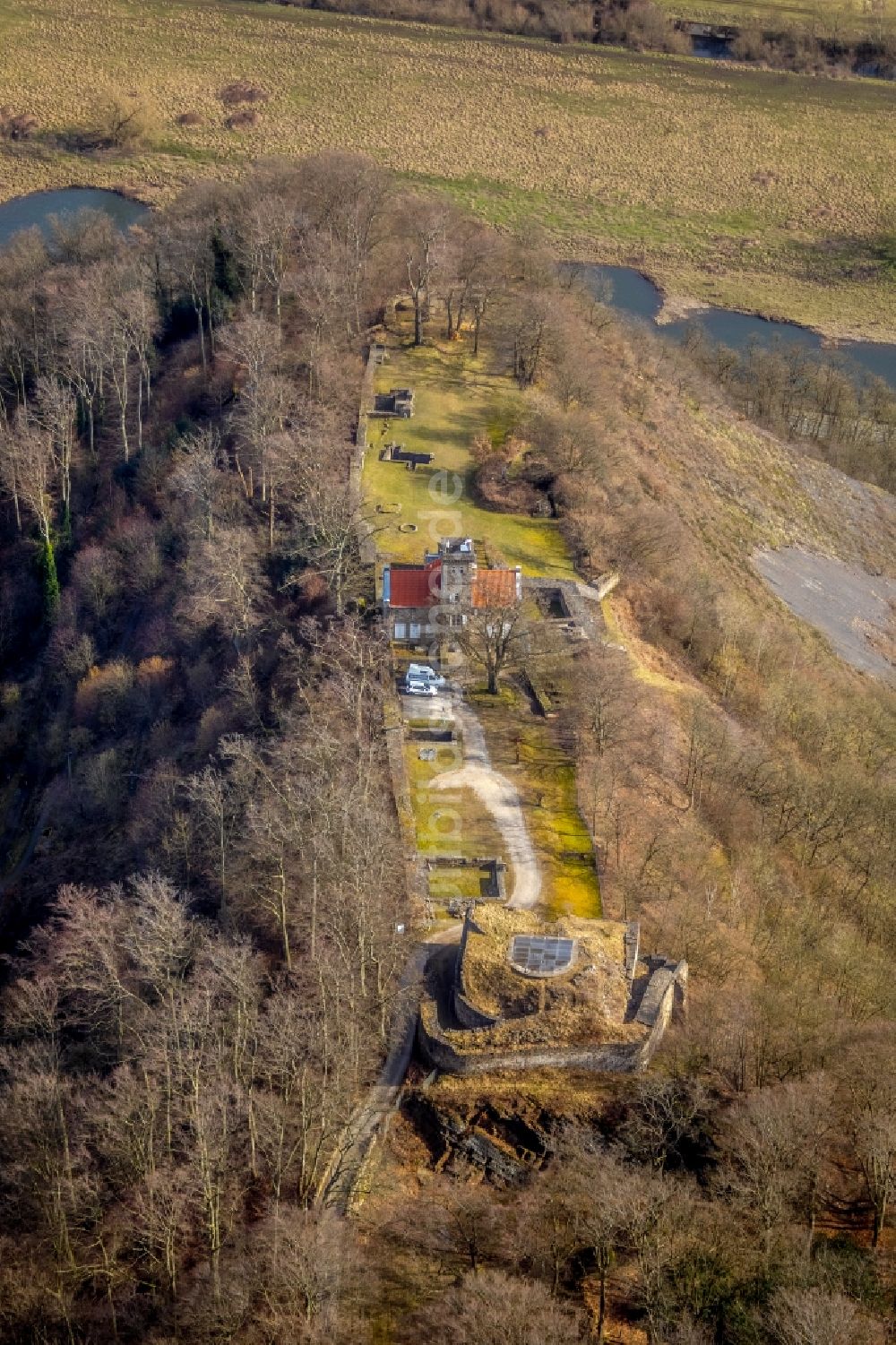 Luftbild Hattingen - Ruine und Mauerreste der ehemaligen Burganlage der Veste VEREIN ZUR ERHALTUNG DER ISENBURG E.V. Am Isenberg in Hattingen im Bundesland Nordrhein-Westfalen, Deutschland