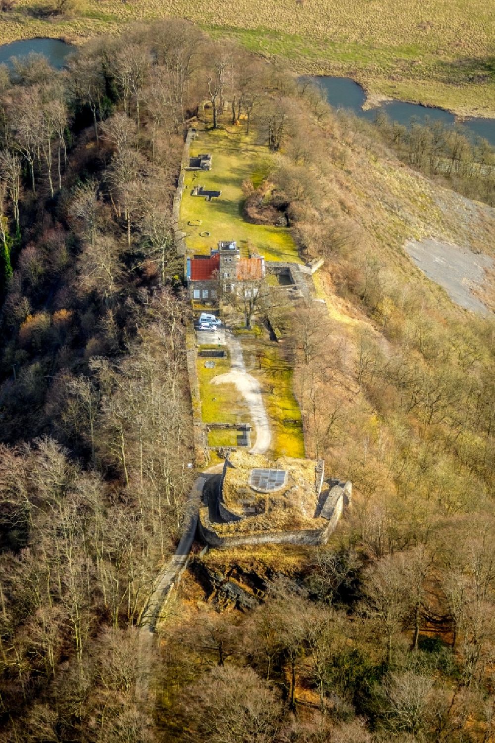 Luftaufnahme Hattingen - Ruine und Mauerreste der ehemaligen Burganlage der Veste VEREIN ZUR ERHALTUNG DER ISENBURG E.V. Am Isenberg in Hattingen im Bundesland Nordrhein-Westfalen, Deutschland