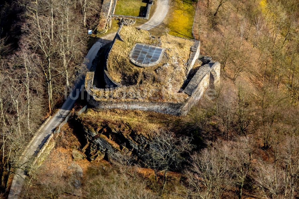 Hattingen von oben - Ruine und Mauerreste der ehemaligen Burganlage der Veste VEREIN ZUR ERHALTUNG DER ISENBURG E.V. Am Isenberg in Hattingen im Bundesland Nordrhein-Westfalen, Deutschland