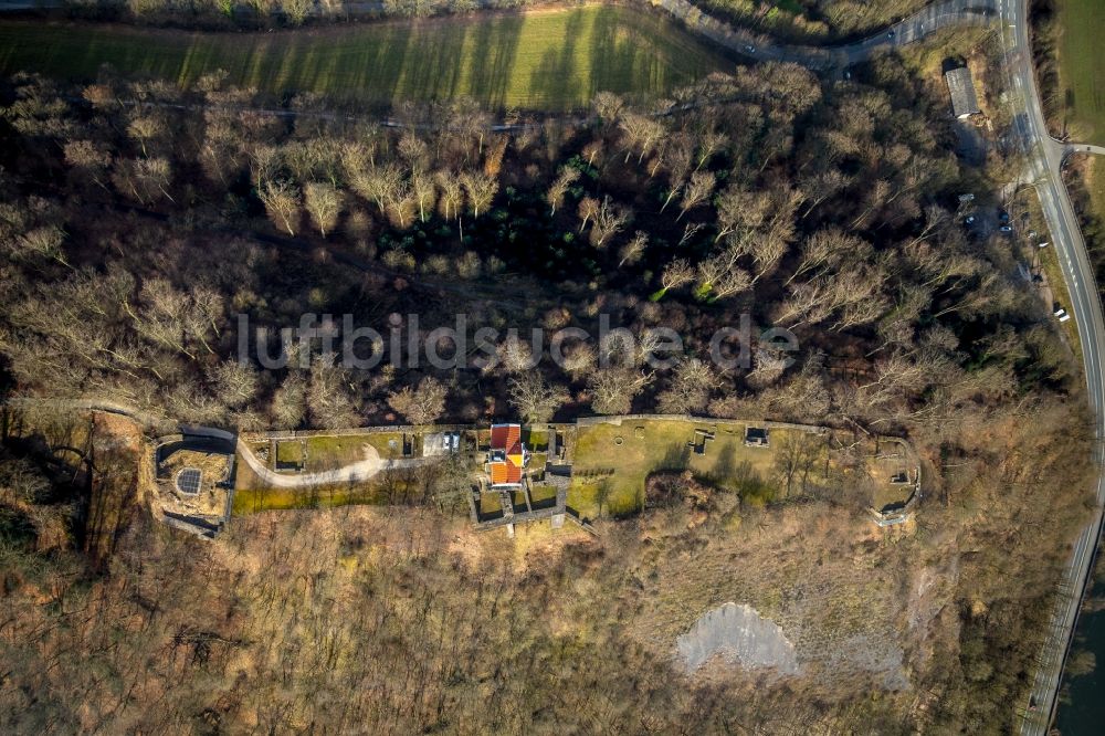 Hattingen aus der Vogelperspektive: Ruine und Mauerreste der ehemaligen Burganlage der Veste VEREIN ZUR ERHALTUNG DER ISENBURG E.V. Am Isenberg in Hattingen im Bundesland Nordrhein-Westfalen, Deutschland