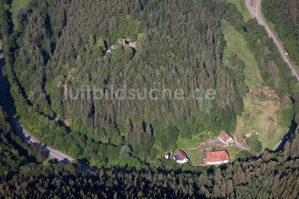 Calw von oben - Ruine und Mauerreste der ehemaligen Burganlage der Veste Waldeck im Nagoldtal in Calw im Bundesland Baden-Württemberg