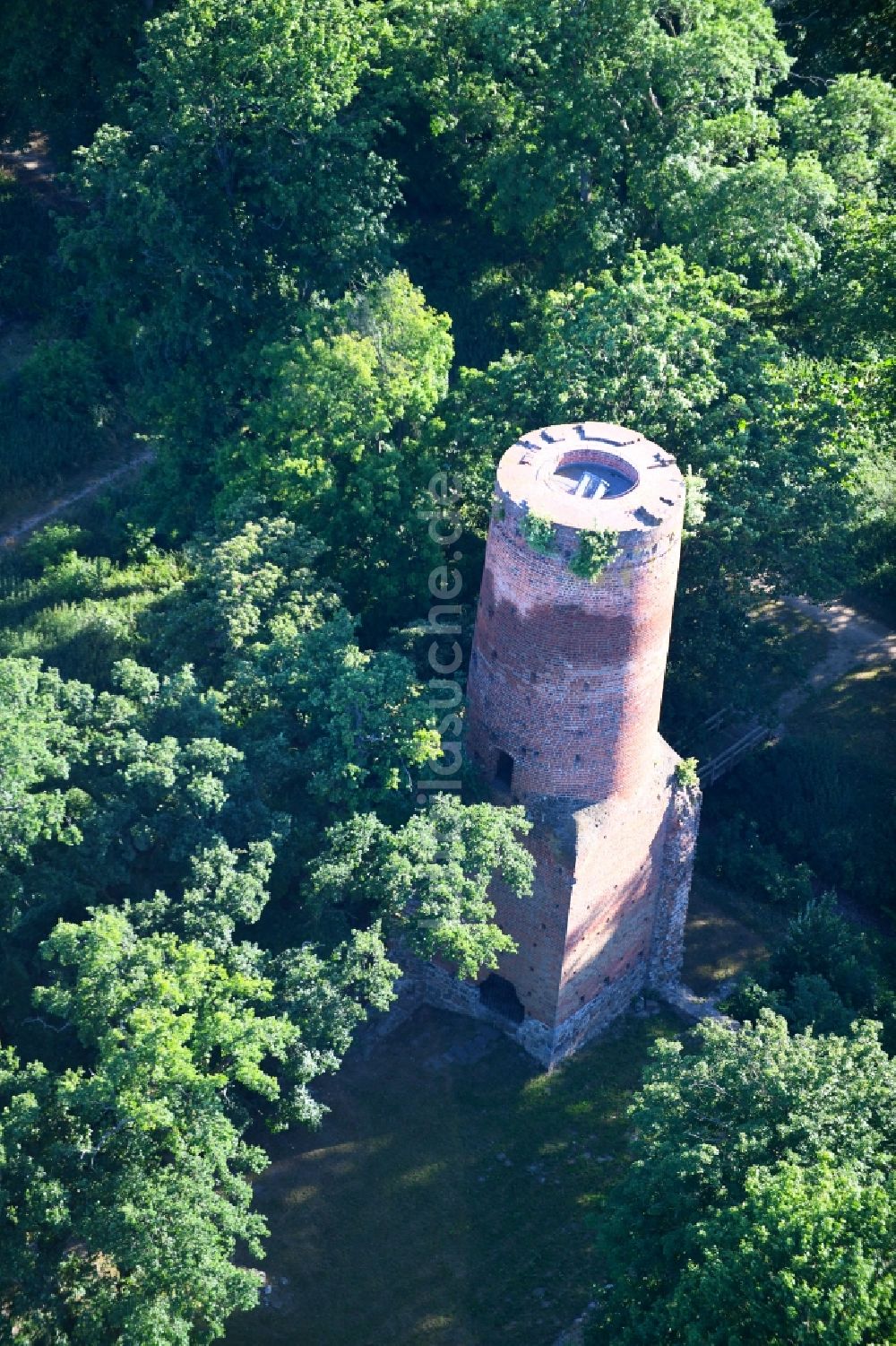 Luftaufnahme Wolfshagen - Ruine und Mauerreste der ehemaligen Burganlage der Veste in Wolfshagen im Bundesland Brandenburg, Deutschland