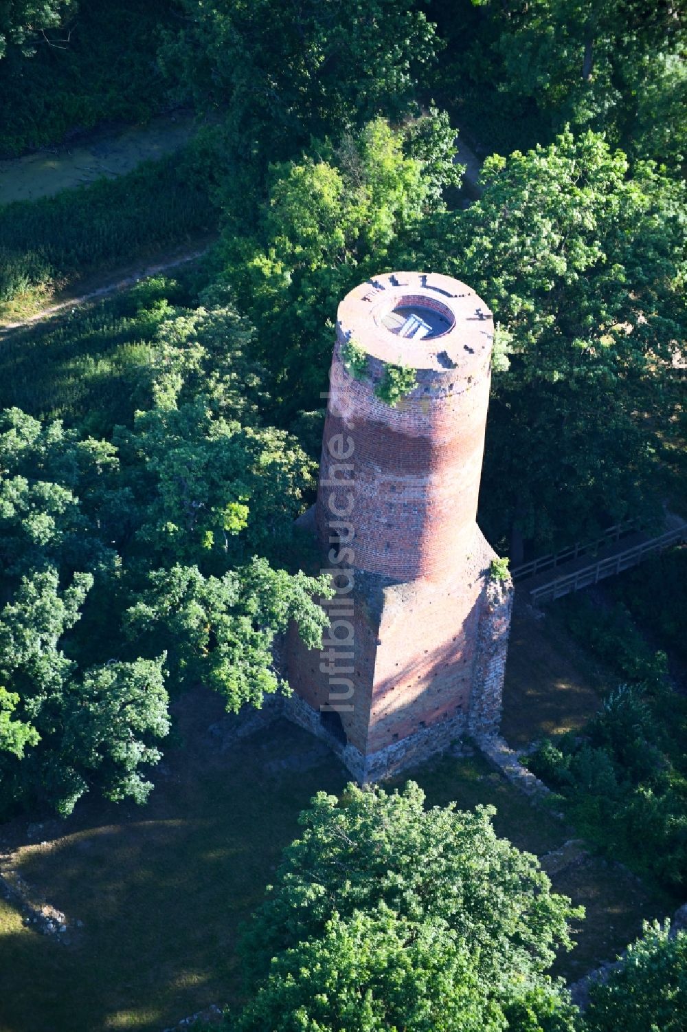 Wolfshagen von oben - Ruine und Mauerreste der ehemaligen Burganlage der Veste in Wolfshagen im Bundesland Brandenburg, Deutschland