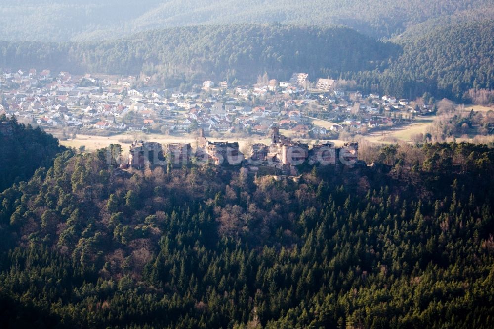 Dahn aus der Vogelperspektive: Ruine und Mauerreste der ehemaligen Burgen Tannstein, Grafendahn und Altdahn in Dahn im Bundesland Rheinland-Pfalz