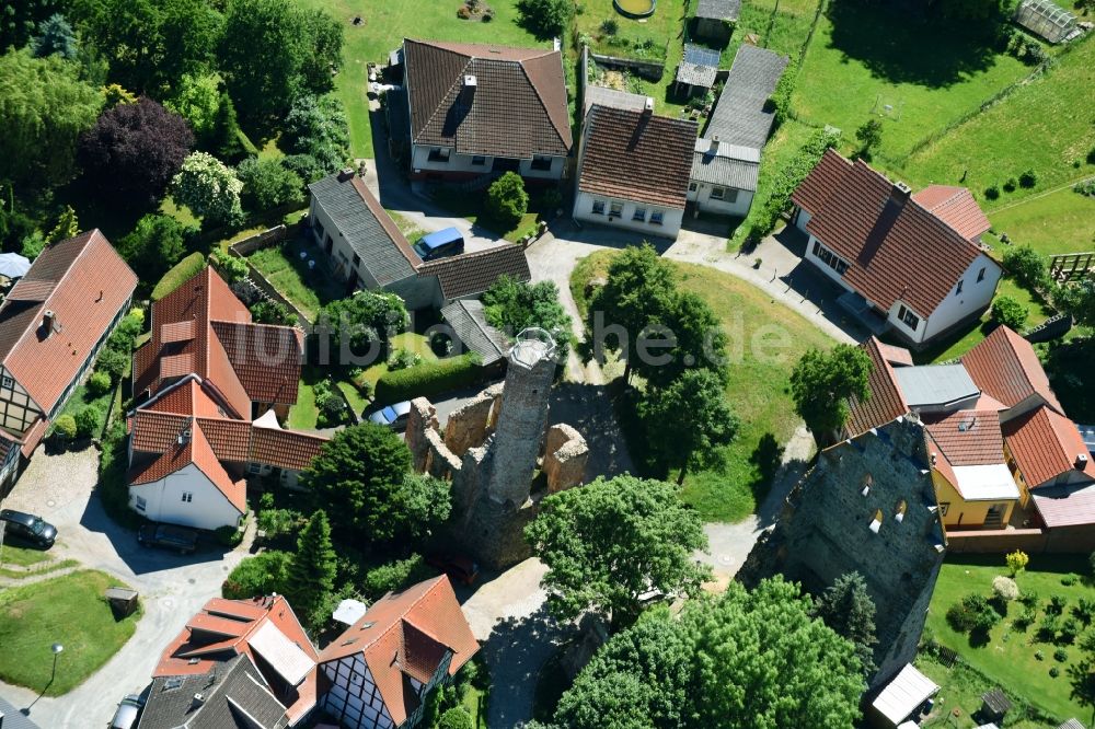 Luftaufnahme Kalbe (Milde) - Ruine und Mauerreste der ehemaligen Wasserburganlage Burg Kalbe in Kalbe (Milde) im Bundesland Sachsen-Anhalt, Deutschland