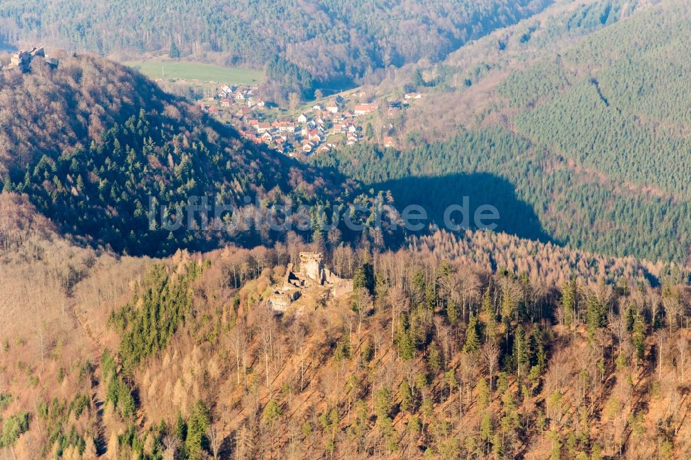 Luftaufnahme Wingen - Ruine und Mauerreste der Ruine Hohenburg in Wingen in Grand Est, Frankreich