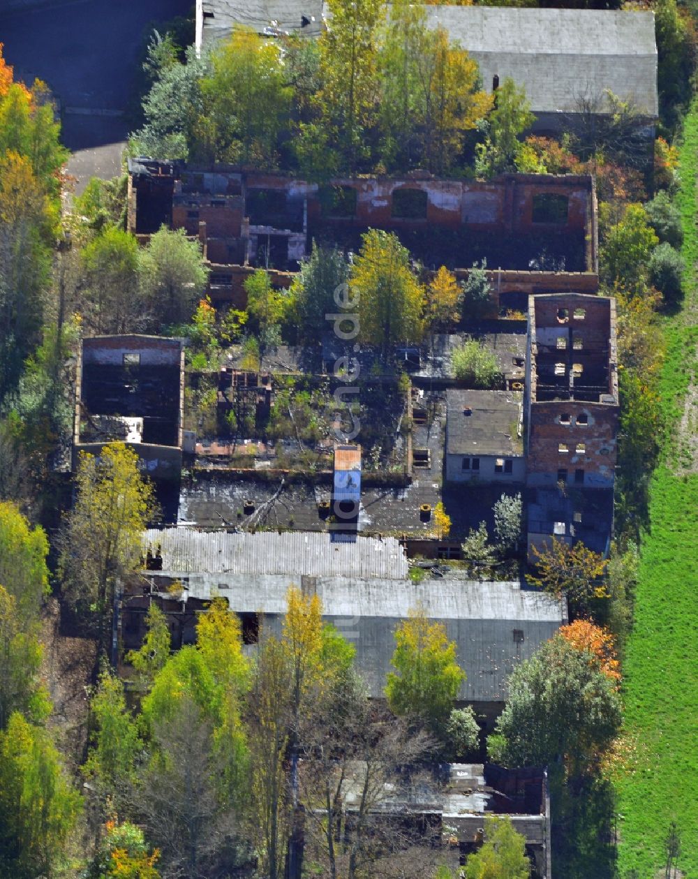 Luftaufnahme Leipzig - Ruine neben einem Häuserblock in Leipzig im Bundesland Sachsen