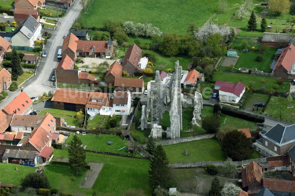 Luftaufnahme Ablain-Saint-Nazaire - Ruine Ruines de leglise des Kirchengebäude der gotischen Kirche in Ablain-Saint-Nazaire in Nord-Pas-de-Calais Picardie, Frankreich