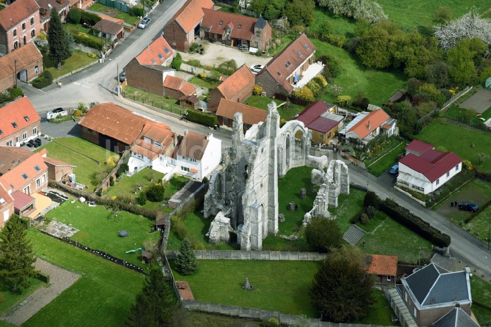 Ablain-Saint-Nazaire von oben - Ruine Ruines de leglise des Kirchengebäude der gotischen Kirche in Ablain-Saint-Nazaire in Nord-Pas-de-Calais Picardie, Frankreich