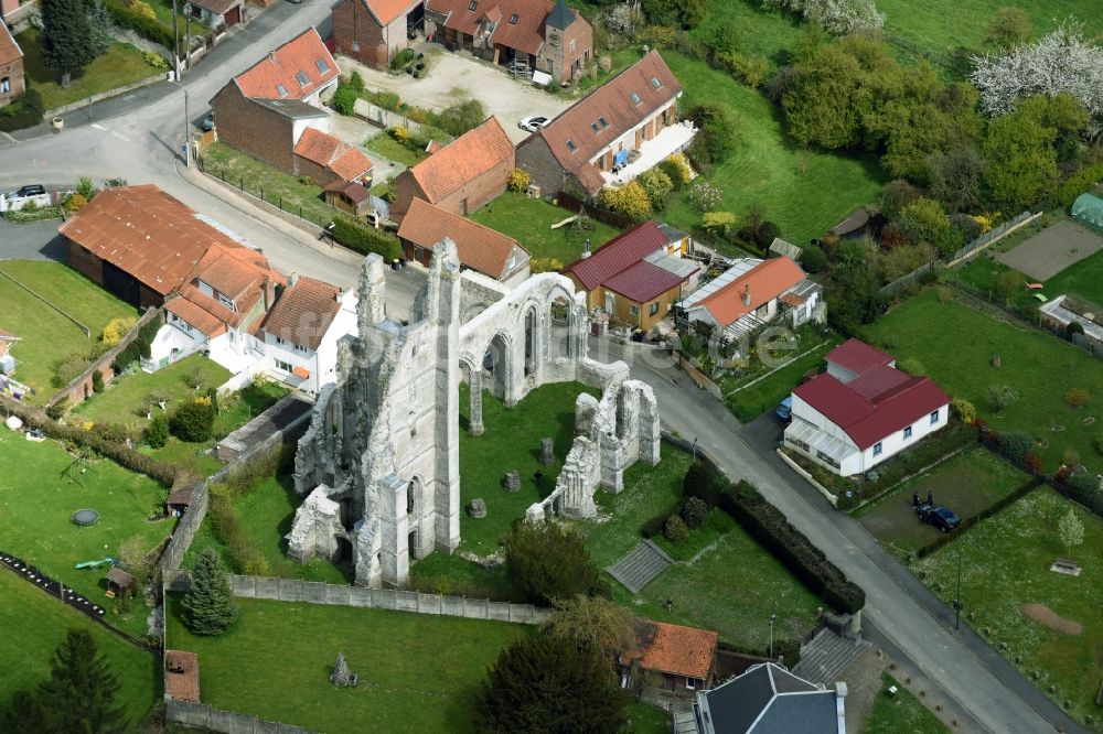 Ablain-Saint-Nazaire aus der Vogelperspektive: Ruine Ruines de leglise des Kirchengebäude der gotischen Kirche in Ablain-Saint-Nazaire in Nord-Pas-de-Calais Picardie, Frankreich