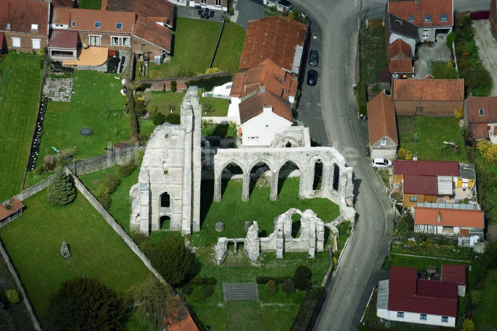 Luftbild Ablain-Saint-Nazaire - Ruine Ruines de leglise des Kirchengebäude der gotischen Kirche in Ablain-Saint-Nazaire in Nord-Pas-de-Calais Picardie, Frankreich