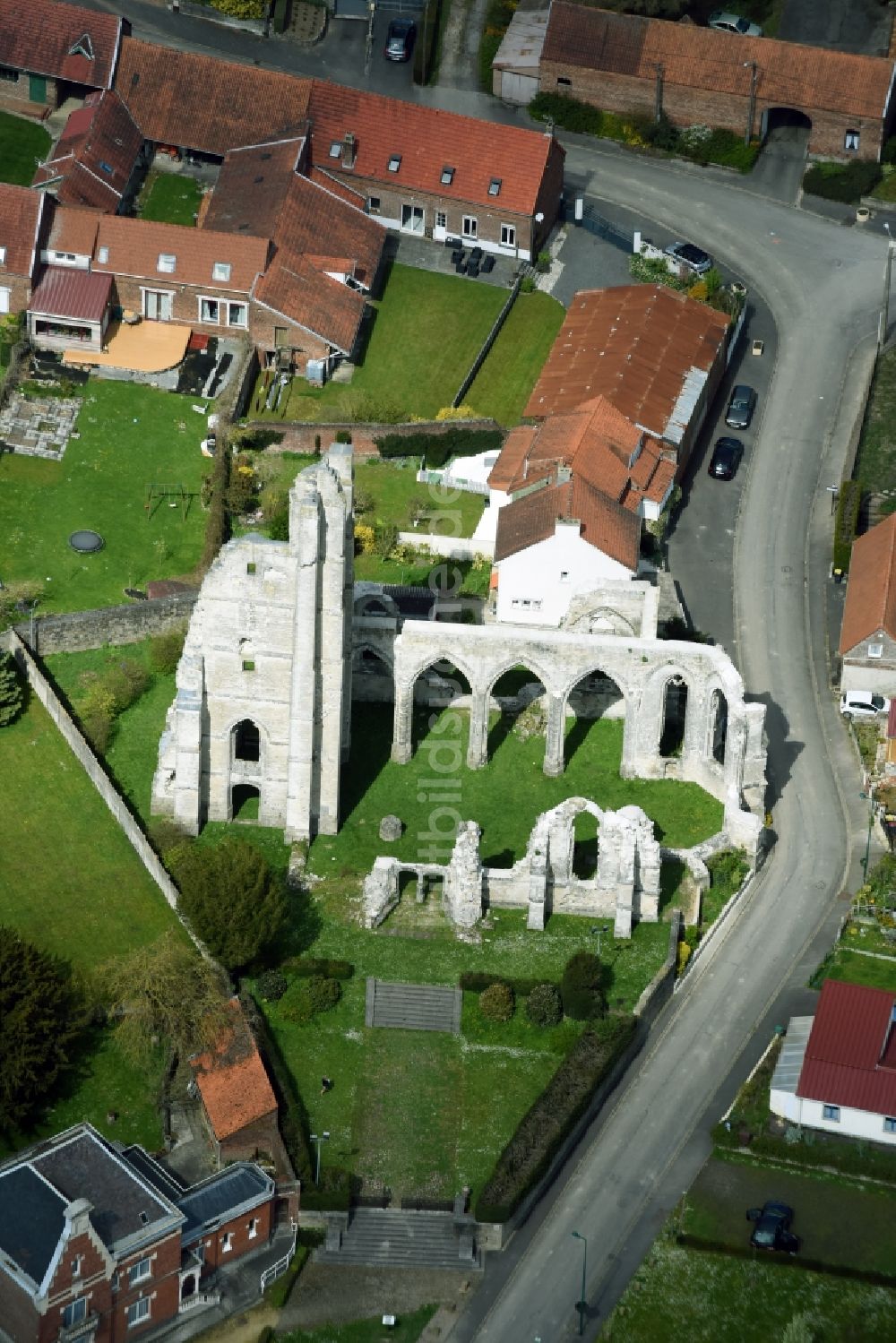 Luftaufnahme Ablain-Saint-Nazaire - Ruine Ruines de leglise des Kirchengebäude der gotischen Kirche in Ablain-Saint-Nazaire in Nord-Pas-de-Calais Picardie, Frankreich