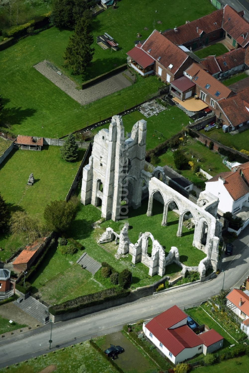 Ablain-Saint-Nazaire von oben - Ruine Ruines de leglise des Kirchengebäude der gotischen Kirche in Ablain-Saint-Nazaire in Nord-Pas-de-Calais Picardie, Frankreich