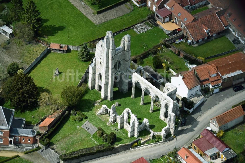 Ablain-Saint-Nazaire aus der Vogelperspektive: Ruine Ruines de leglise des Kirchengebäude der gotischen Kirche in Ablain-Saint-Nazaire in Nord-Pas-de-Calais Picardie, Frankreich