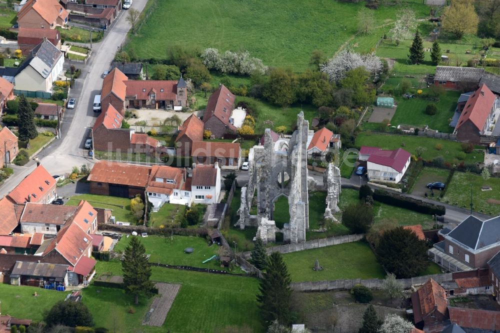 Ablain-Saint-Nazaire aus der Vogelperspektive: Ruine Ruines de l'église des Kirchengebäude der gotischen Kirche in Ablain-Saint-Nazaire in Nord-Pas-de-Calais Picardie, Frankreich