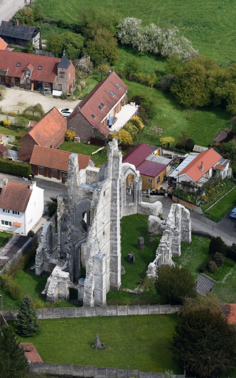 Luftbild Ablain-Saint-Nazaire - Ruine Ruines de l'église des Kirchengebäude der gotischen Kirche in Ablain-Saint-Nazaire in Nord-Pas-de-Calais Picardie, Frankreich